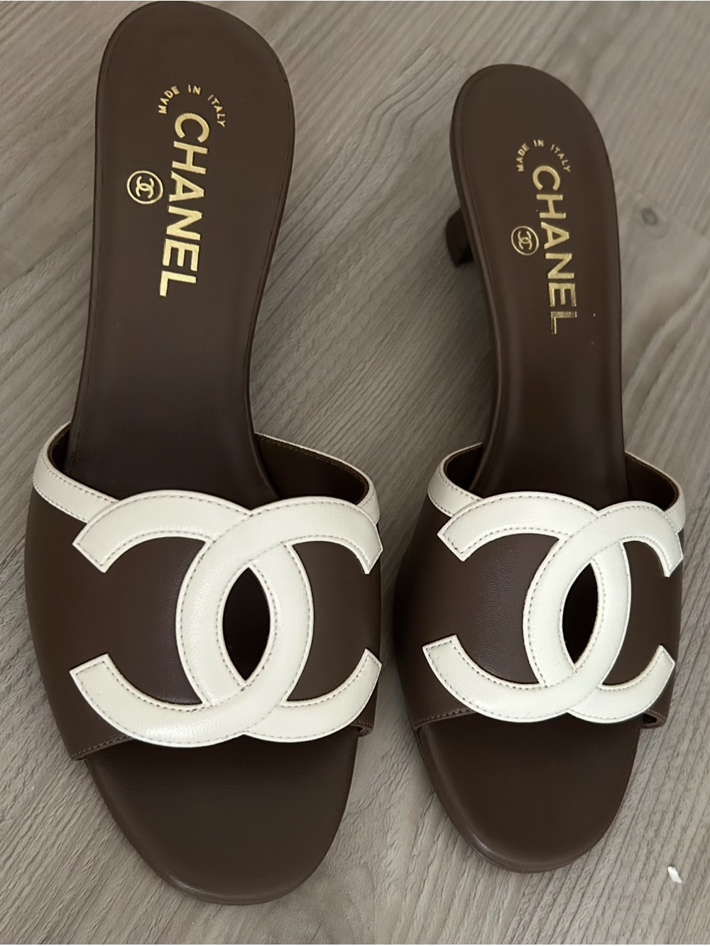 CHANEL Dark Khaki and White Leather CC Slide Mules (Show box included)